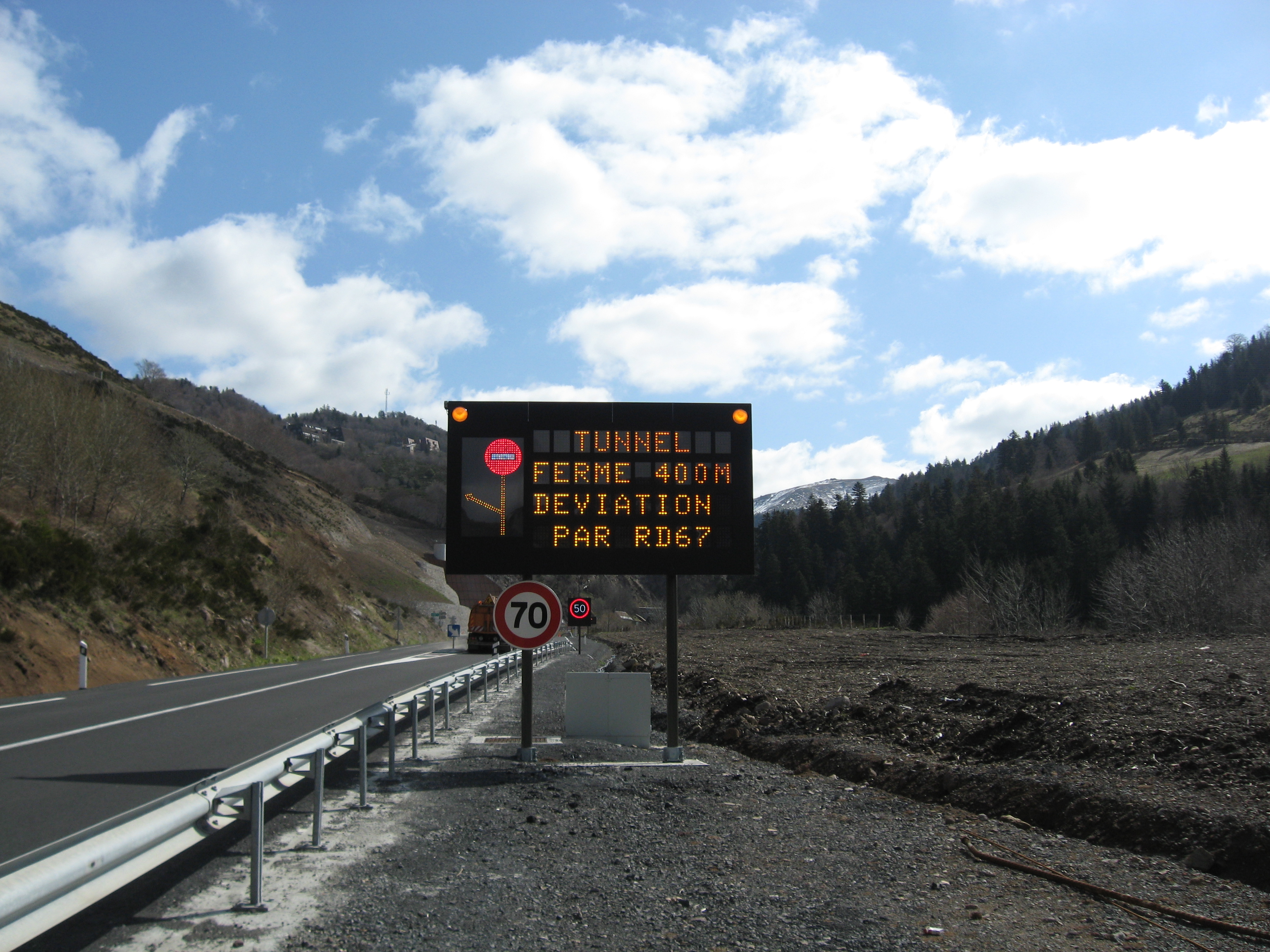 Figure 3: Sign indicating the closure of the Lioran tunnel and the alternative route (France)
